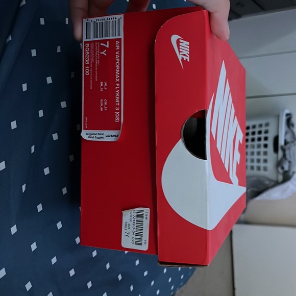 size 7 youth NIKE air vapormaxs. lightly worn, still in tact, like new. - Picture 2 of 7